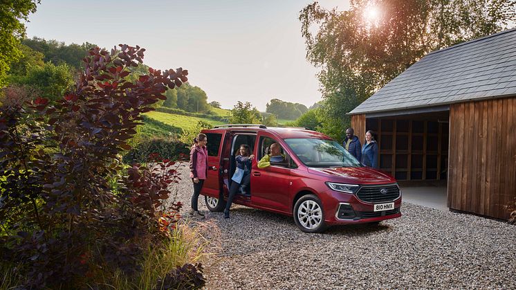 2021_FORD_TOURNEOCONNECT_TITANIUM_02b.jpg