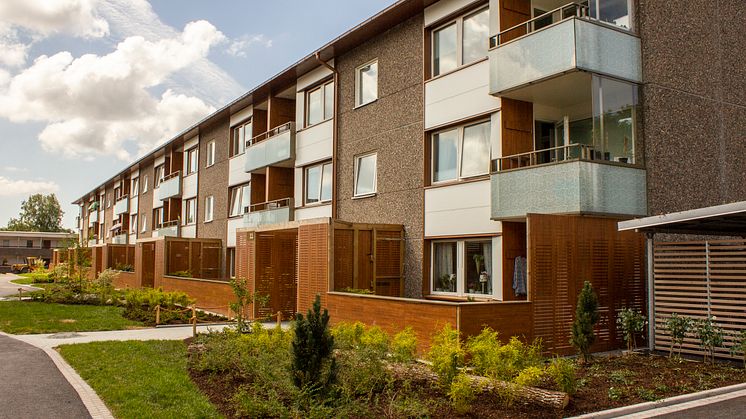 Ett av de renoverade husen med sjöstensfasaden bevarad
