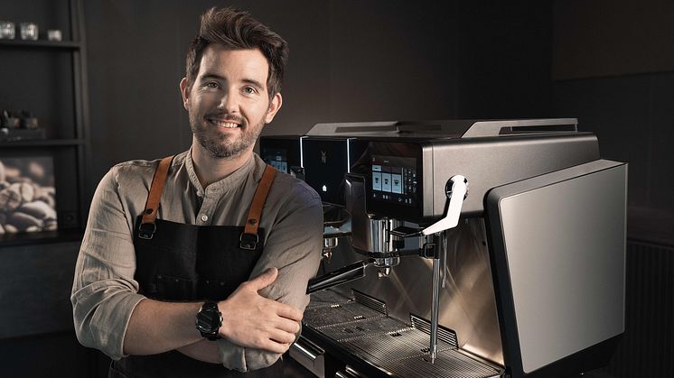 Traumduo auf der Internorga: WMF espresso NEXT und dreifacher deutscher Latte-Art-Meister Daniel Gerlach begeistern mit Baristakunst auf Weltklasse-Niveau.
