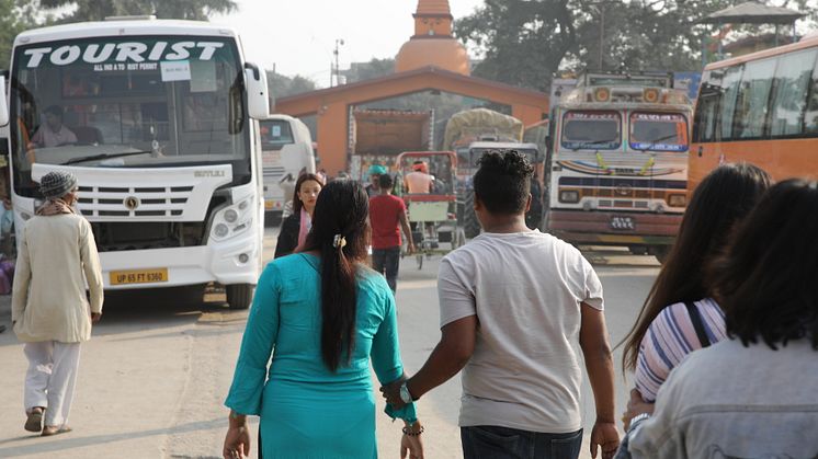 Flickor förs över gränsen från Nepal till Indien i tron att de ska få ett arbete. Istället utnyttjas de i bordeller. Foto: Linus Jönsson/PMU