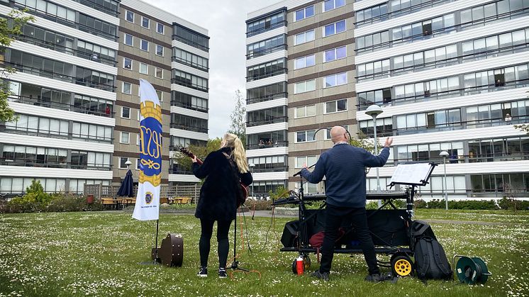 Linda Lundqvist och Lars Linder underhåller på avstånd.
