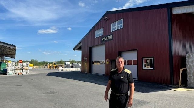 Mats Nilsson utanför det nya hyvleriet hos XL-BYGG Björka.