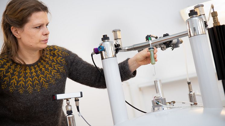 Forskarna använder kärnmagnetisk resonans (NMR) för att undersöka hur proteinerna MYC och TBP interagerar med varandra.