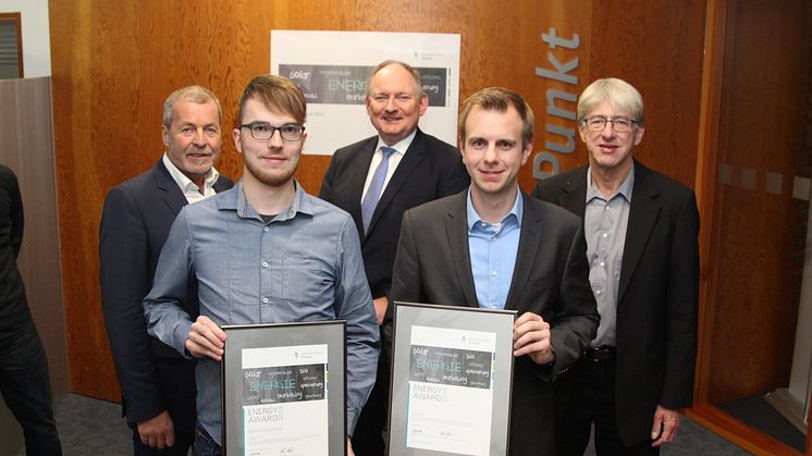 Daniel Urbaneck (l.) und Niklas Gröne, stellv. für die PB Projektgruppe, sowie Klaus Meyer (Jury), Dr. Stephan Nahrath und Joachim Böcker (Uni PB) (v.l.)
