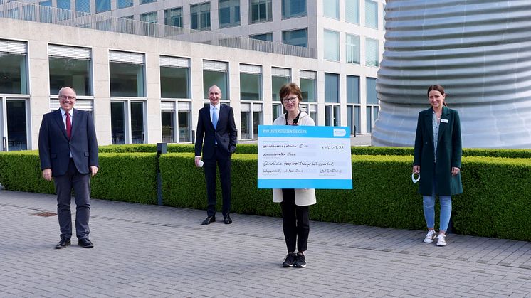 Scheckübergabe Rest-Cent-Spende bei der Barmenia Krankenversicherung AG, v.l.: Rainer Kramm (Barmenia), Dr. Andreas Eurich (Barmenia), Susanne Bossy (Christliche Hospiz-Stiftung Wuppertal), Jennifer Thielen (Christliche Hospiz-Stiftung Wuppertal)