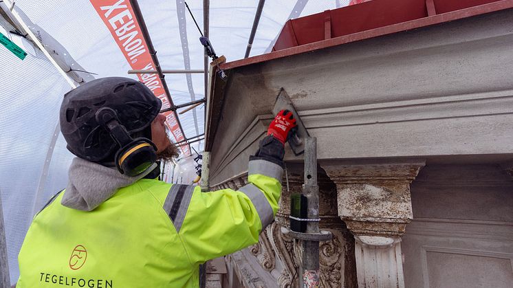 Arbetet med att återskapa fasadens ursprungliga utseende har satt hantverkarna på prov. Foto Joachim Johansson