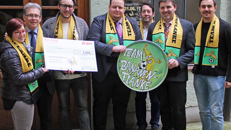 RestCent-Spende für den Regensburger Verein Team Bananenflanke