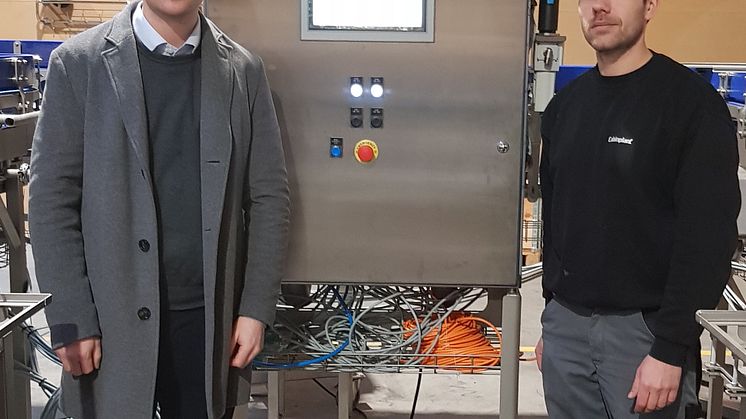 Her ses et af Rittals styreskabe, der er en del af vejeanlægget. Til venstre ses Tim Ohlsen fra Rittal og til højre ses Martin Groth Nørregaard fra Cabinplant. Martin er automationsingeniør og leder det store vejeprojekt.
