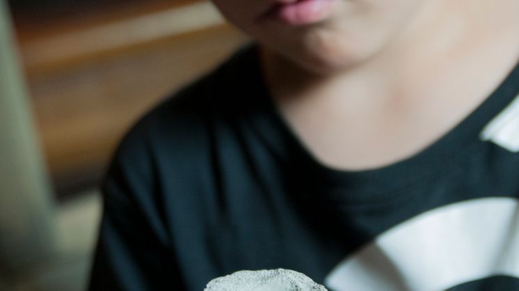 Geologins dag - barn undersöker fossil