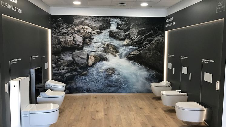 SHOWROOM: Alle de ulike dusjtoalettene fra Geberit kan ses i det nye showroomet på Lørenskog.