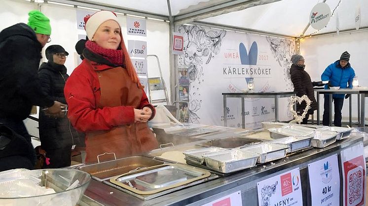 Kärleksköket på Rådhustorget bemannades av över 300 medarbetare fördelade på personal, idrottsaktiva och elever från ThorenGruppens olika verksamheter. Tillsammans med Umeåborna samlade Kärleksköket in över 121 000 kronor till Musikhjälpen.