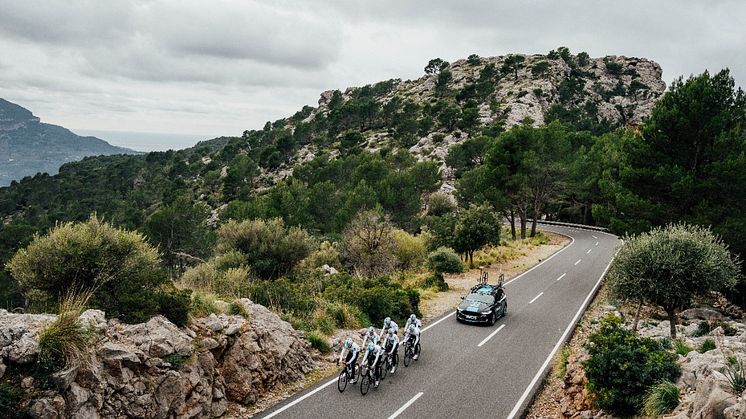 Neuzugänge bei der Team Sky-Fahrzeugflotte: der Ford Mondeo ST-Line mit intelligentem Allradantrieb (AWD) und der neue Ford Tourneo Custom