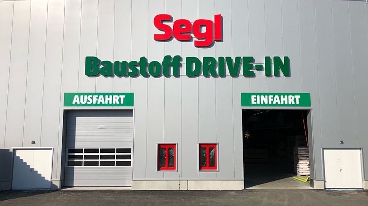 ﻿  Im Baustoff Drive-In können Kunden des hagebaumarkts Segl mit ihrem Auto selbst an die Regale fahren und die gewünschte Ware einladen