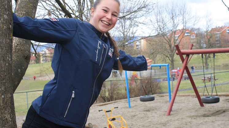 Lærling Lene Engebretsen i treet