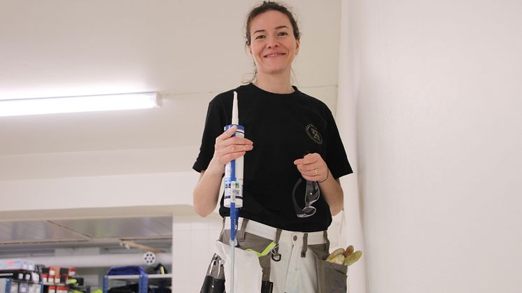 Mariia Smirnova trivs med utbildningen som innehåller mycket praktiska studier. . Nu är det dags att tillämpa det hon lärt sig när hon håller på med renoveringen av Utbildning Nords förrådslokal.