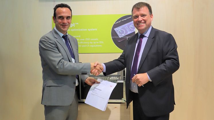Jose Gonzalez Celis (Energy and Conservation Manager at Stolt Tankers) and Aleksander Askeland (Chief Sales Officer at Yara Marine Technologies) sign the new agreement at SMM in Hamburg.