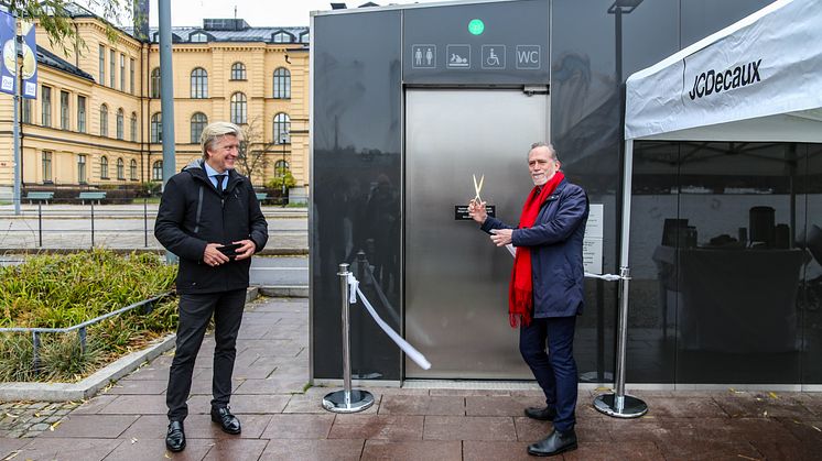 Daniel Helldén klipper toapappret och inviger därmed den nya appen ToaSverige