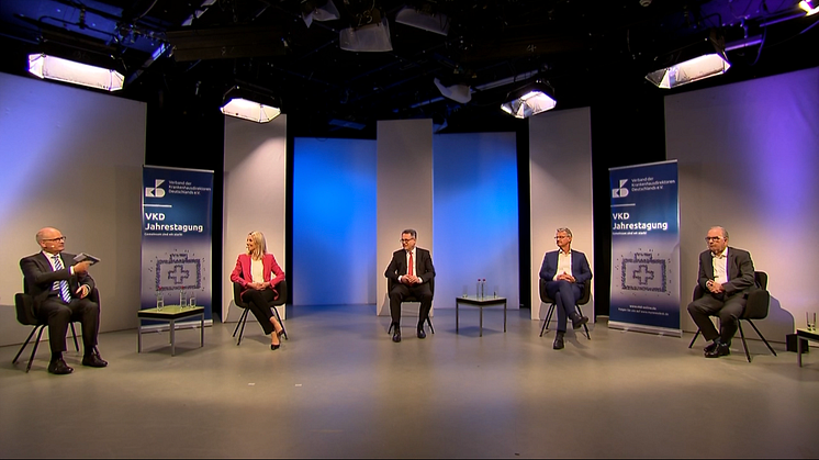 Dr. Falko Milski (Moderation), Stefanie Stoff-Ahnis, Dr. Josef Düllings, Dr. Gerald Gaß, Dr. Michael Weber (v.l.) im Studio in Berlin.