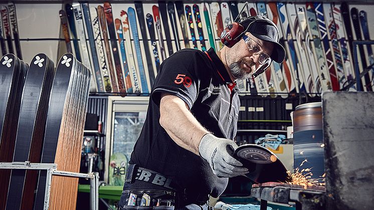 Blåkläder tar ut svängarna med egendesignade skidor