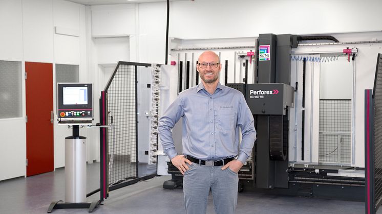 VD Lars Farsø på FH Automation räknar med att årligen spara 1 200 arbetstimmar i produktionen av automatikskåp efter att ha effektiviserat och automatiserat med hjälp av Rittal. Förnyelsen förbättrar samtidigt arbetsmiljön.