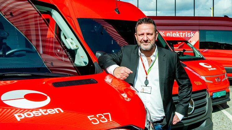 EN MILEPÆL: Posten har nådd en enorm milepæl i Norge. Nå når Posten halvparten av landets innbyggere med elektriske kjøretøy, sier konserndirektør Hans-Øyvind Ryen i Posten Bring. Foto: Posten