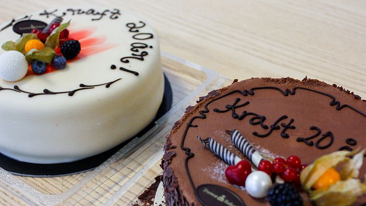 Feirer 20-årsjubileum med gi-bort-kake