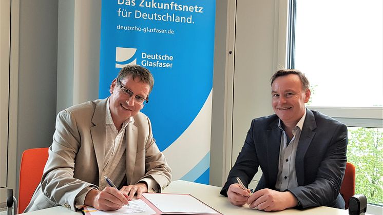 Deutsche Glasfaser startet mit zwei starken Partnern die Mehrfamilienhaus-Offensive: Dr. Stephan Zimmermann, Geschäftsführer Wholesale & Bau von Deutsche Glasfaser und Torsten Süß, CEO von Varia3 besiegeln die Zusammenarbeit. (DG)