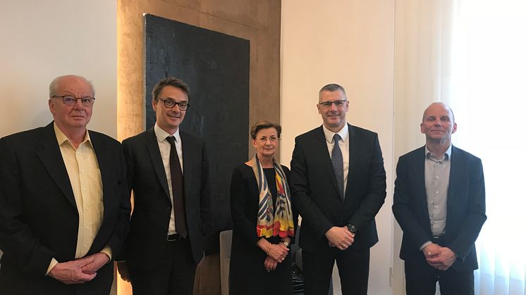 From left to right: Michel Peyridieux, Simon Maxwell (Camfil), Martine Chimbault, Michel Moulin (Camfil), Per Carlsson (Camfil)