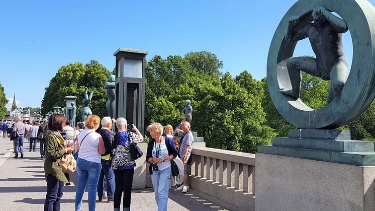 Vigelandsparken folk foran Sinnataggen