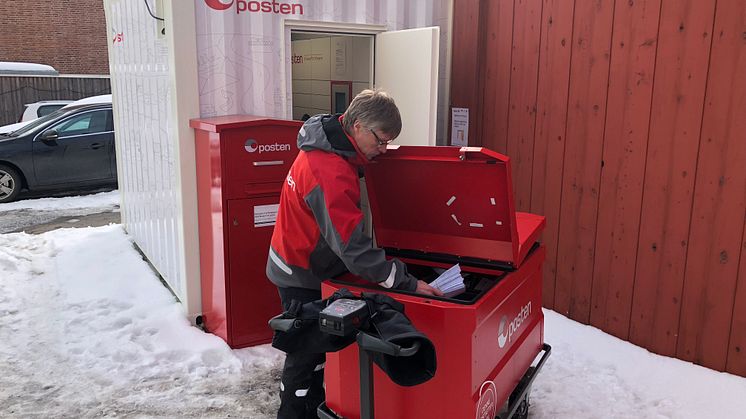 Postbud Svein Kyrre Hamnes med dagens leveranse av pakker og brev til postautomaten i Sandakerveien. FOTO: Posten