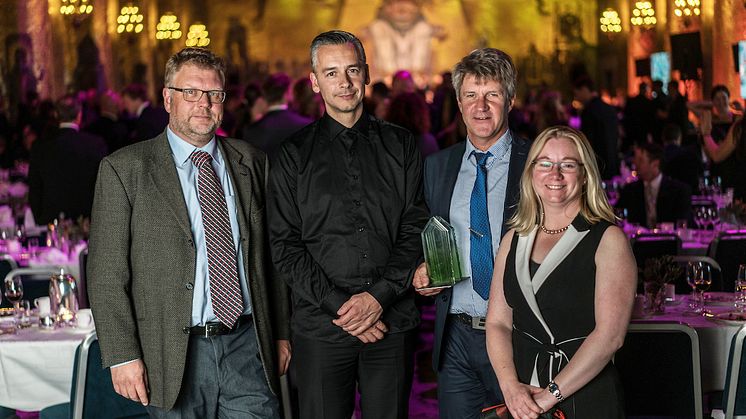 FOTO: Sweden Green Building Council, Ola Hedin. Från vänster, Thomas Modin, Manager Facility & Service, SKF, Tomas Hago, arkitekt, Liljewall, Hans Lindgren, Senior Project Manager, SKF och Raina Tilden, arkitekt Liljewall. 