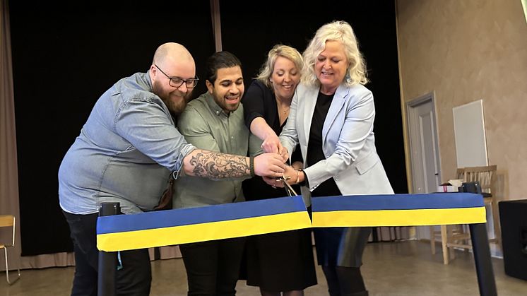 Här klipps bandet till de nya bostäderna på campus gemensamt av Max Karlsson från studenkåren, Abdo Moussaoui projektledare på Eidar, Jennie Bergius Eriksson ordförande för Eidar samt Li Lejerstedt, högskoledirektör Högskolan Väst..