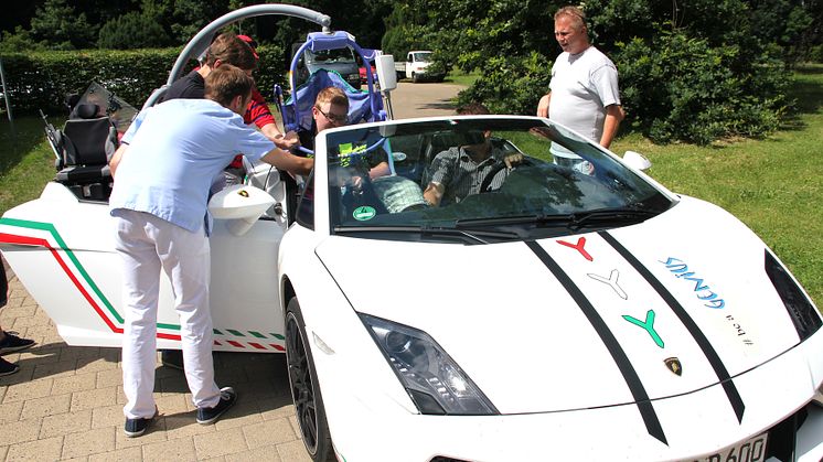 Ein aufregender Nachmittag im Bärenherz: Kinder mit Dr. Schuh im Lamborghini unterwegs