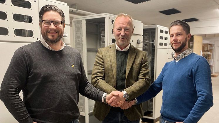 Från vänster: Marthin Karlsson från Elektrofabriken, Leif Hallén från Hager Elektro och Mathias Karlsson från Elektrofabriken. De tre firar koalitionen mellan de två bolagen.