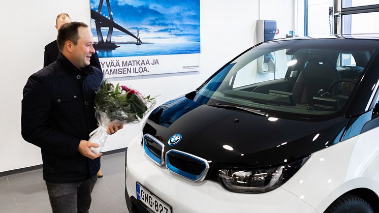 Tuomas Renlund voitti täyssähköisen BMW i3:n hole in onella Asuntomessut Invitationalissa Porin Yyterissä.