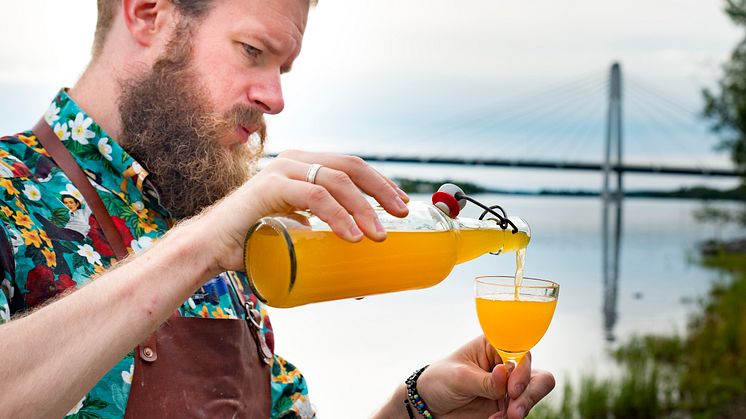Emil Åreng häller upp en av sina "mocktails" där basen utgörs av kranvatten. Foto: Peter Hållsten.