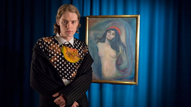 Artist Cezinando foran verket Madonna av Edvard Munch. Foto: Per Sveinung Larsen