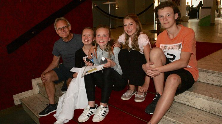 Producenten Julius med förväntansfulla ungdomar