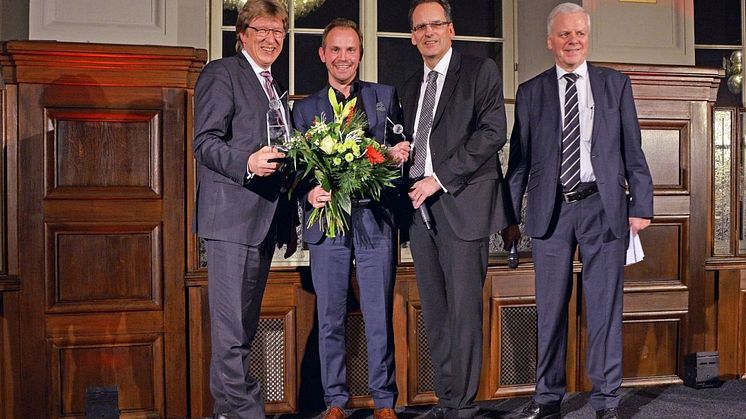 Die Erstplatzierten Prof. Andreas Schulz und Dr. Michael Maul nahmen die Preise von Volker Bremer, Geschäftsführer der Leipzig Tourismus und Marketing GmbH, entgegen