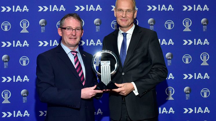 Dr Eckhard Scholz modtager prisen for Van of the Year fra juryens formand Jarlath Sweeney