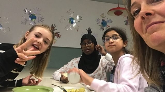 Meja Lindström, Sabirin Muhidin och Layan Rustom Kahlous tillsammans med Emma Nordenstam. 