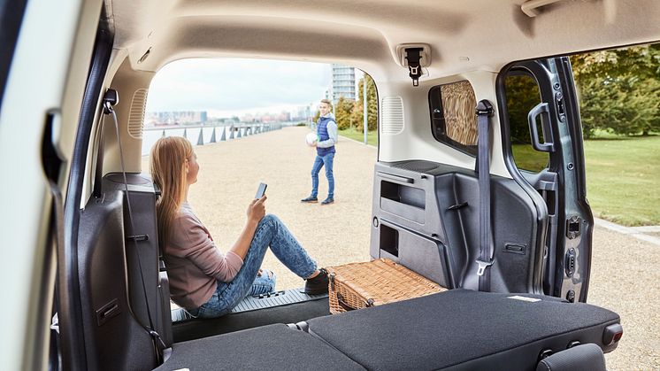 2017FordTourneoCourier_13
