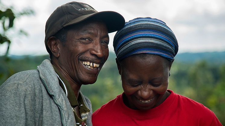  Peter Larsen Kaffe og Fairtrade lancerer en VR brille, hvor forbrugeren får mulighed for at opleve hverdagen på en kenyansk kaffefarm hos Samuel og Ester.