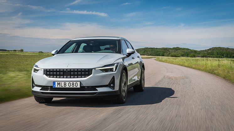 En av vårens hetaste elbilar, Polestar 2 finns att hyra hos Hertz.