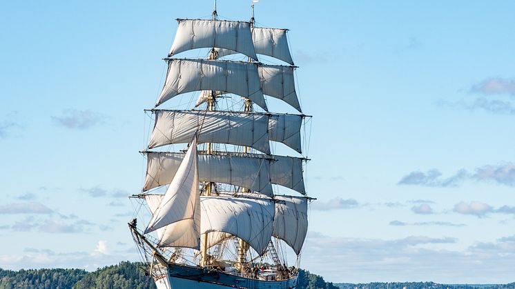 Briggen Tre Kronor af Stockholm besöker varje år ett 20-tal hamnar i olika länder. Nu har turen kommit till Norrtälje kommun. 