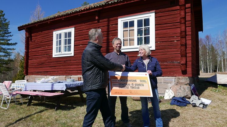 Granbergs fäbodlag tar emot 50.000 kronor till renovering av Kronstugan