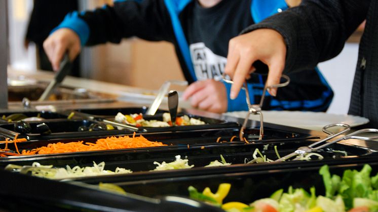 Vårdnadshavare med barn i kommunens skolor är inbjudna att prova på skolmaten vecka 15