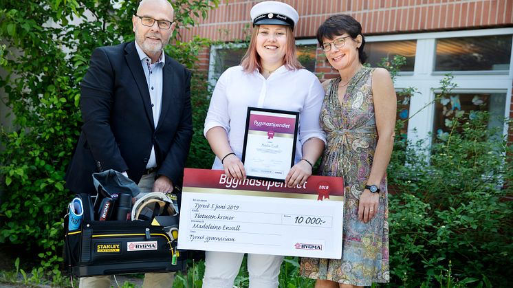 På bilden: Klas Widman (platschef Bygma Tyresö), Madeleine Envall och Lena Beskow (rektor Tyresö gymnasium). Foto: Nicklas Thegerström