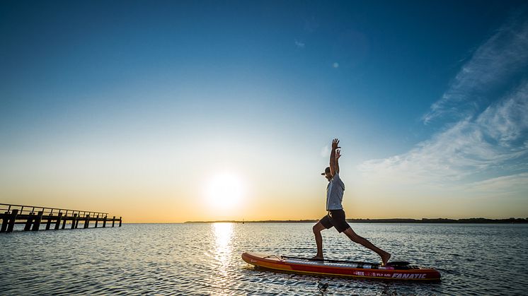 Yoga på SUP-Board i Travemündee_Seebad,_Yoga_auf_dem_Stand_Up_Paddle_Board.jpg