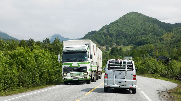- Jeg holdt fartsgrensen på 70, og da kjørte et vogntog forbi meg rett før en sving. Det er en av mange kommentarer fra bilister som har svart på en undersøkelse. 